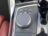 iドライブコントロール。手元で車の機能を直感的に操作できます。