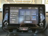 オーディオソースの選択画面を表示し、AM・FMやBluetoothなどの項目を見比べやすい構成です。メニューも画面上にまとまり、使いたい音源を選ぶ際に便利にお使いいただけます。