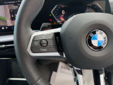 BMWのステアリングはドライバーと車体が一体感に感じれるような操作性を実現しております。また、握りやすさや操作性を向上するためにスイッチ類も配置されております。