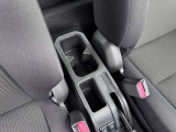 運転席と助手席の間にドリンクホルダーが2つ備わっています。