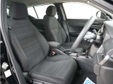 運転席のスペースはゆったりしていて、視界も広く確保されているので普段の運転からロングドライブまで快適です。