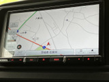 地図表示を備えた画面で、現在地周辺の道路や地名を確認できます。画面下には選択用のボタンが並び、ナビや音声関連の操作を行いやすい構成で、日々の移動を支えます。