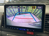 【バックカメラ】駐車時に後方がリアルタイム映像で確認できます。大型商業施設や立体駐車場での駐車時や、夜間のバック時に大活躍!運転スキルに関わらず、今や必須となった装備のひとつです!