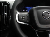 前方車を自動追従するアダプティブクルーズコントロールに加え、ステアリング操舵も行う進化型クルーズ『パイロットアシスト』を搭載。車体を車線内へと適正に維持しつつ先行車を忠実に追従します。