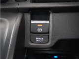 電子制御パーキングブレーキ搭載で指一本で簡単に操作することができます。さらに停車中に、ブレーキペダルを踏み続けなくても、自動的にブレーキを保持する機能である、オートマチックブレーキホールド付きです。