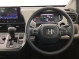 【ハンドル】運転にかかわる様々な操作を安全に行えるように視点移動が少なく操作性に配慮されたスイッチ類が凝縮されたコックピットです。