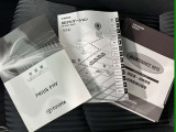 メンテナンスノート、取扱説明書です。 その車の整備記録が事細やかに記録されています。 車が生まれてから今までどのような道を歩んできたのか判るとても重要な物ですよ。