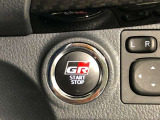 エンジンスタートスイッチです。キーが車内にあれば、エンジンの始動や停止はスイッチを押すだけ!キーを取り出す手間を省き、ワンプッシュで操作できるので簡単でスムーズです。