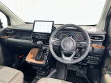 運転席まわりです。 各操作スイッチは使いやすい位置に配置されてます。