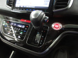 インパネシフトだから視線の移動も少なく足元もスッキリ。運転席もゆったりしているのでゆとりを持ってドライブできますね。