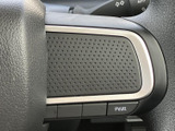 手元に各種スイッチがまとまり、運転姿勢を大きく変えずに操作しやすい配置です。メーターとの位置関係も自然で、日常の運転を快適にサポートしてくれます。