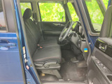 前席はゆとりを感じる空間で、運転席からの視界も広く、周囲を確認しやすいレイアウトです。シートには赤いステッチが入り、座ったときの印象にもアクセントを添えています。