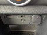 USB端子が2つ差し込めるようになっています!ケーブルを接続することで車内でスマートフォン等の充電が可能に!