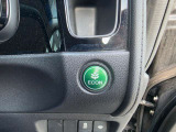 運転席の右下にあるECONボタンです。上にはカップホルダーがあります。