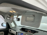 【サンバイザー】車内で身だしなみを整えるためのバニティミラーがセット。お化粧直しや髪型のチェックに活用できます。