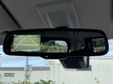 後方の映像をルームミラー内で確認でき、駐車時の周囲把握をサポートします。目安となるガイド表示も備わり、車庫入れや切り返しの際に役立つ便利な装備です。