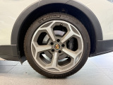 車両はすべて屋内にて保管しておりますので、綺麗な状態のお車をご覧いただけます。