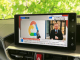 ニュース番組などを停車中に視聴できるテレビ画面を備えています。画面内の表示も見やすく、休憩時間に情報を確認したい場面で活用いただけます。