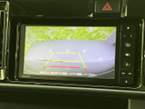 画面には車両後方の映像と距離の目安となるガイドが表示され、駐車時の後方確認をサポートします。周囲の状況を画面で把握しながら、落ち着いて駐車操作を行えます。