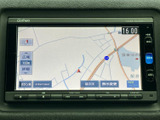 画面には現在地周辺の道路地図が表示され、縮尺や表示を選べるメニューも確認できます。案内の確認や目的地までのルート設定に使え、日々のお出かけをサポートします。