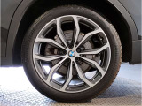 【BMWアロイホイル】軽量かつ強度に拘ったアロイホイル。走行性能ポテンシャルを引き出す設計。車の足元を引き締めてくれる大きなポイントはアロイホイルです。