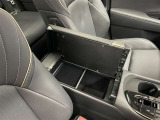 小物や身の回り品を収納できるセンターコンソール。車内をすっきり整頓できる、便利な収納スペースです。