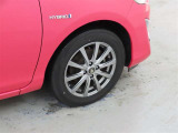 装着タイヤサイズは、175/65R15です。アルミホイールを装着しております。