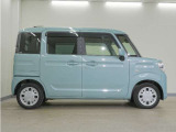 リアには左右スライドドアを採用。狭い駐車場でも開閉しやすく、強風の日でもドアが煽られにくくなっております。小さなお子さまやご年配の方も安心して乗り降りできます。