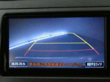 バックガイドモニター付き。車両後方の映像をナビ画面に表示し、駐車などの後退操作をサポートします。