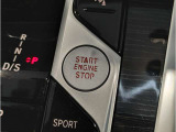 【スタートボタン】リモコンキーを持っているだけで起動可能なスタートボタン。オートスタート/ストップ機能も装備しており燃料消費量の軽減に貢献します。