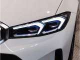 【LEDヘッドライト】先進のLEDテクノロジーを採用。放射される白色光の周波特性は太陽光に近く、バイキセノン・ヘッドライトを上回るコントラストで更に明るく輝きます!