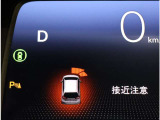 パーキングセンサー装備  センサーが周辺の障害物を検知。音とディスプレー表示で障害物との距離をお知らせし、ドライバーに注意を促します。