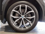 【BMWアロイホイル】軽量かつ強度に拘ったアロイホイル。走行性能ポテンシャルを引き出す設計。車の足元を引き締めてくれる大きなポイントはアロイホイルです。