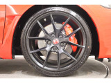 純正のアルミホイールが足元を飾ります! タイヤサイズは265/30ZR19 になります。