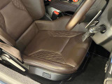 A110の運転席をご覧ください。座り心地や視界、ハンドルまでの距離を確かめると、乗り出す場面がより身近に。光岡自動車のショールームで、ご自身に合う姿勢をお確かめください。