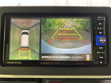 車両周辺を俯瞰した映像と後方の映像を画面で確認でき、ガイド線も表示されます。駐車時に周囲の位置関係を把握しやすく、切り返しの際にも便利な装備です。