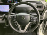 手元には複数のスイッチが配置され、運転姿勢を保ちながら各種機能を操作しやすい構成です。メーターやナビ画面と合わせて、必要な情報を確認しながら運転できます。