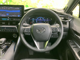 手元に複数のスイッチが配置され、運転姿勢を保ちながら各種機能にアクセスしやすい仕様です。握りやすい形状で、日常の運転を快適にサポートします。