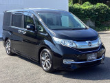 狭い駐車場でも、スライドドアならチャイルドシートへのお子さまの乗降や荷物の積載もスムーズ。とても便利な【両側電動スライドドア】ドアハンドを少し引くだけでリアドアが自動開閉します。