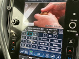 テレビ番組の映像と選局メニューを表示する画面です。停車中に映像や番組を視聴でき、画面上のボタンからチャンネル選択などを行えるため、操作内容も確認しやすくなっています。