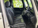 運転席まわりは視界が広く、前方や左右の様子を確認しやすいレイアウトです。シートには身体を預けやすい形状が見られ、落ち着いた色合いの室内で毎日の移動も快適に過ごせます。