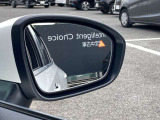車線変更を行う際、後方から車両が接近していたらランプが点灯してお知らせしてくれます。