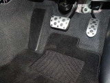 ゴムの滑り止めを組み合わせたアルミ製スポーツペダルです。靴が濡れていても滑りにくく、快適なドライブが楽しめます♪