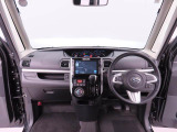 運転席正面のダッシュボードは水平基調で視認性が良い配置になっています。メーターはステアリング越しに見やすく、センターディスプレイは上下がしっかり配置されています。