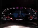 【メーターパネル(ナビパッケージ)】BMWライブコックピット10.25インチコントロールディスプレイはフルデジタルですメーターの中央にマップ表示も可能となります。視線の移動が少なくなり運転に集中する事が可能です