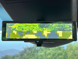 【インテリジェントルームミラー】後席の大きな荷物や同乗者で後方が確認しづらい時でも安心!カメラが撮影した車両後方の映像をルームミラー内に表示。クリアな視界で状況の確認が可能です!
