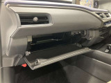 車検証や取扱説明書などをすっきり収納できる、助手席前の便利なグローブボックスです。