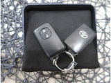 【スマートキー】キーをバッグやポケットに入れたままでもドアロックの開閉が出来るほか、エンジンキーを挿さなくてもエンジンスタートストップが出来ます。