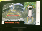 後方の映像に加えて車両周辺の状況も画面で確認でき、駐車時の位置合わせをサポートします。ガイド表示を目安にしながら周囲を確認できるため、車庫入れや狭い場所での駐車に便利です。
