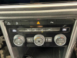 2ゾーンフルオートエアコン。運転席、助手席それぞれ独立して温度管理が可能です。花粉やダストを除去するフレッシュエアフィルターも装備され、クリーンな室内環境を保ちます。